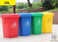 Blu ed ingiallisca i recipienti di plastica dei rifiuti da 50 litri con il riciclaggio a quattro ruote del carrello