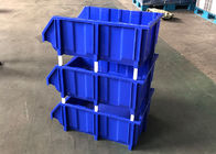 Recipienti di plastica di raccolto del magazzino blu di colore con racking nell'officina industriale