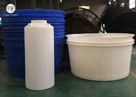 Colore blu intorno ai serbatoi di plastica dell'acqua da 250 galloni per stoccaggio liquido dell'alimentazione
