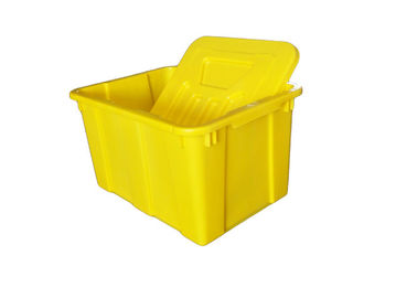 Barili di plastica colorati giallo con i coperchi per raccolta differenziata porta a porta commerciale