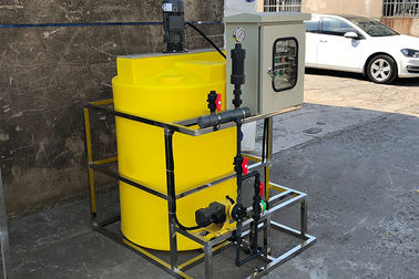 Un carro armato di dosaggio chimico commerciale da 220 galloni per la rete di tubazioni raffreddata ciclo chiuso di circolazione dell'acqua