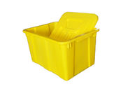 Barili di plastica colorati giallo con i coperchi per raccolta differenziata porta a porta commerciale